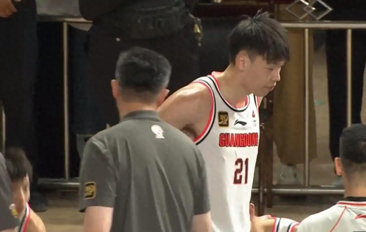 kaiyun体育-对位考辛斯狂砍19分，02年易建联接班人征服杜锋，朱芳雨做新决定