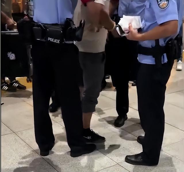 开云体育下载-男子高铁车厢吞云吐雾，遭举报被民警戴铐带走；12306回应：高铁上吸烟违法，严重将导致列车停驶