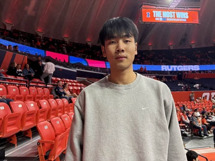 开云体育下载-张博源到访伊利诺伊大学：这有很多中国同胞 球队也常年排在TOP20