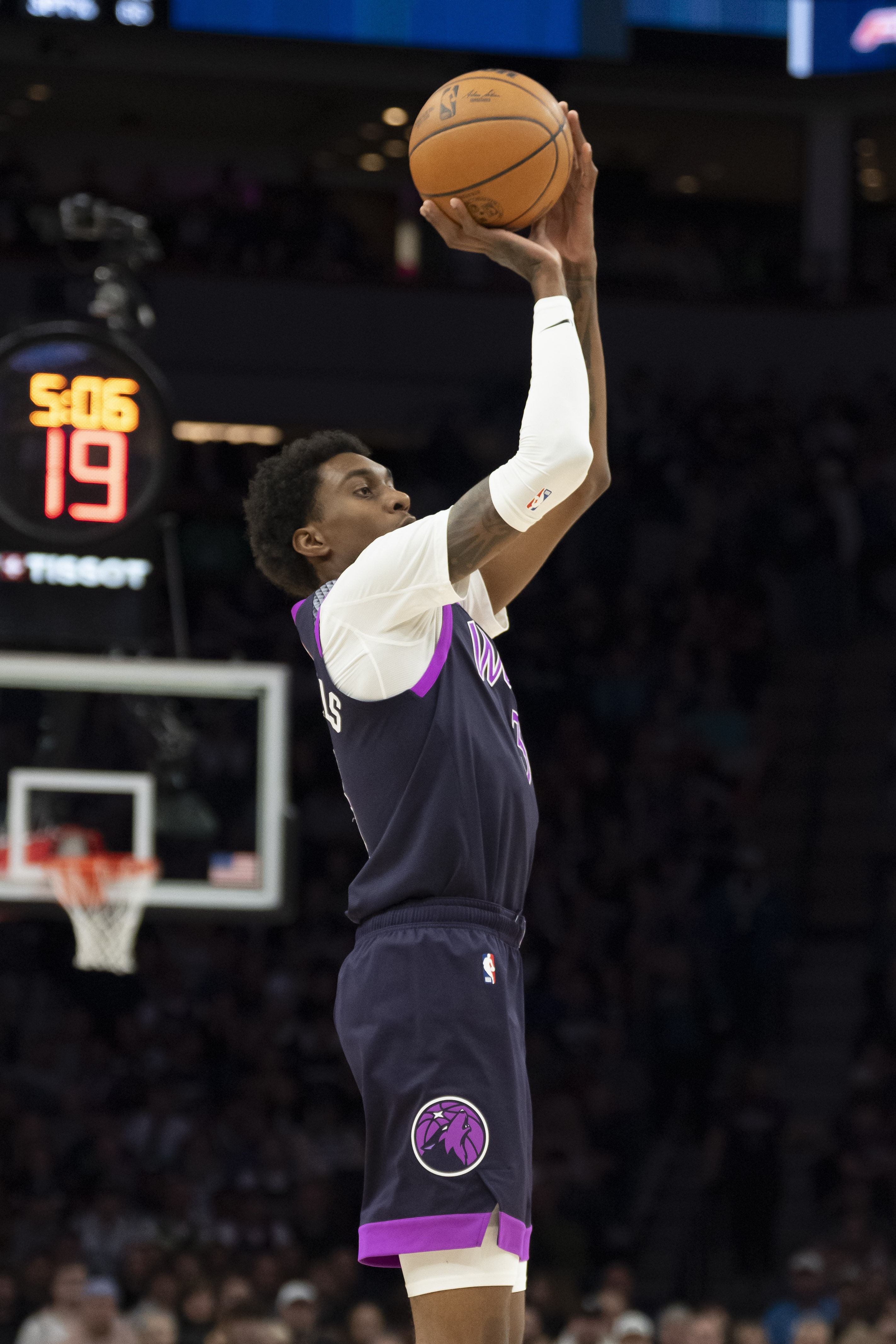 开云-今天相当准！麦克丹尼尔斯半场6中6得17分 三分4中4&amp;上演空接暴扣