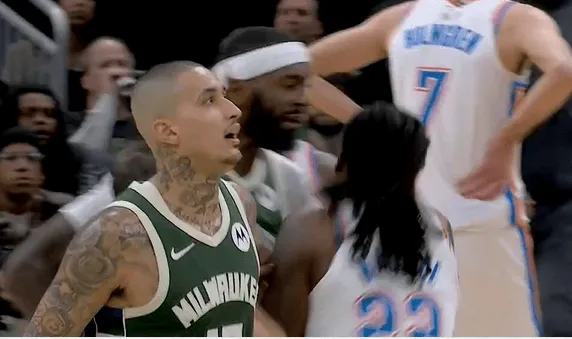 开运体育官网-波蒂斯肘倒华莱士随后华莱士还击波蒂斯，裁判各打五十大板