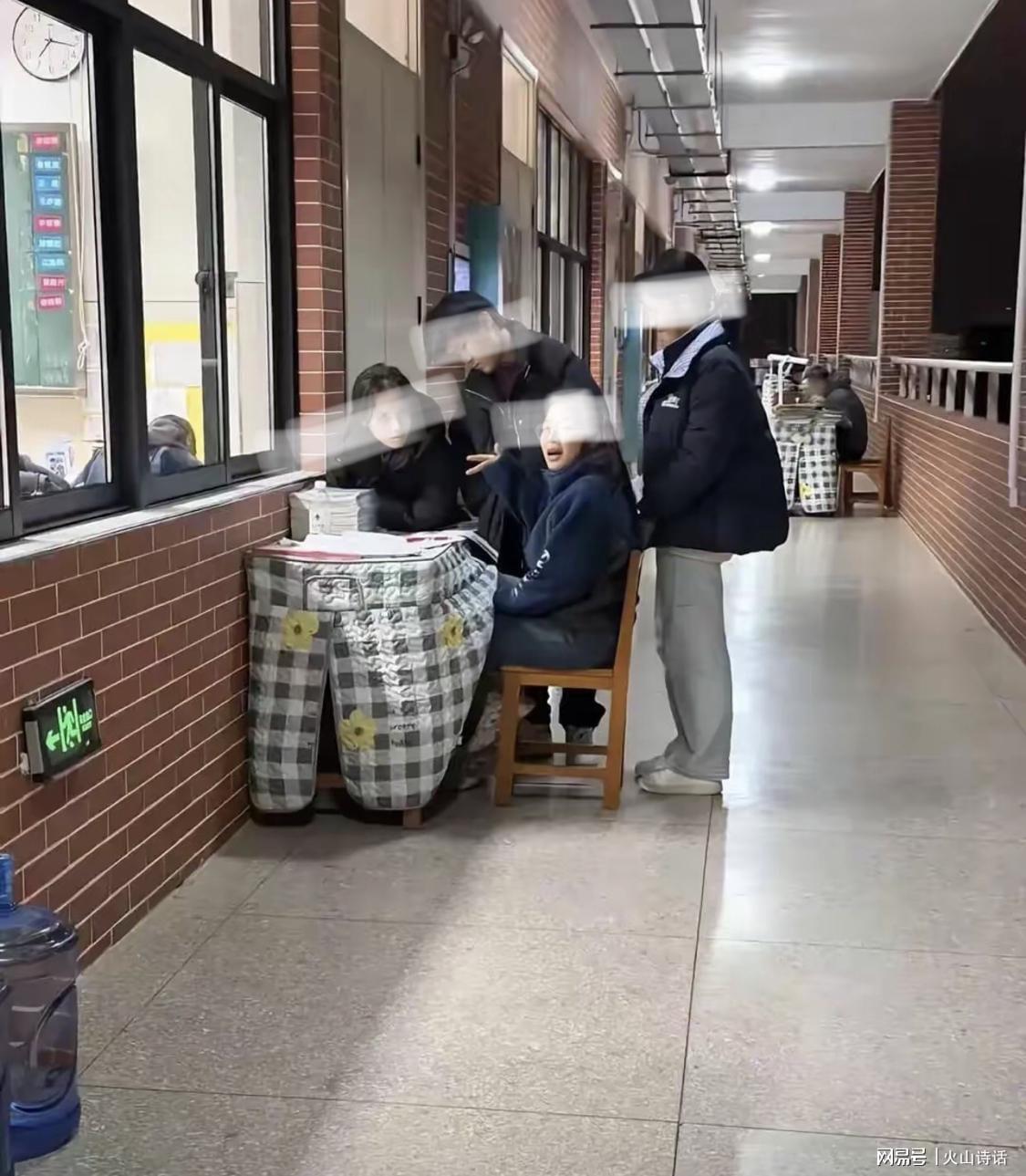 kaiyun-震惊！网传有学校老师冬天坐在教学楼走廊，批改作业并为学生解答